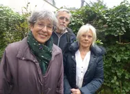 photo  la présidente de sos amitié 49, danielle gay, avec philippe pareige, responsable communication contacts, et caroline, écoutante. 