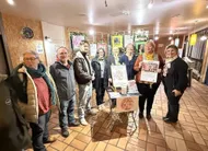 photo  une partie de l’équipe organisatrice composée de bénévoles présente au centre social pour le vernissage d’une exposition très intéressante de portraits d’habitants. un seul objectif : bousculer les codes. 