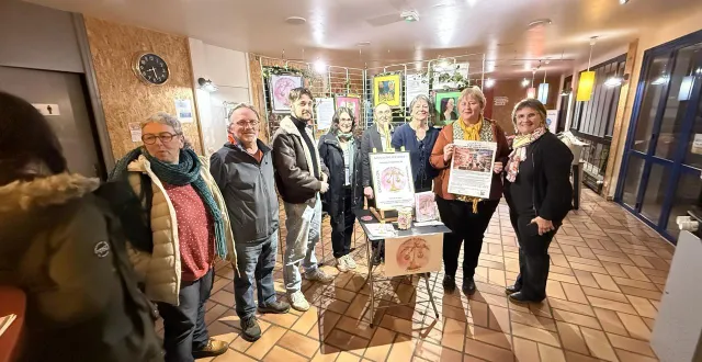 photo  une partie de l’équipe organisatrice composée de bénévoles présente au centre social pour le vernissage d’une exposition très intéressante de portraits d’habitants. un seul objectif : bousculer les codes.  &copy;  co 