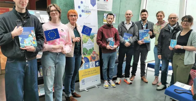 photo  jeunes volontaires européens, élue, personnels de l’éolienne, animateur et vice-président de la maison de l’europe l’affirment : « on veut relancer la machine du lien ».  &copy;  le maine libre 
