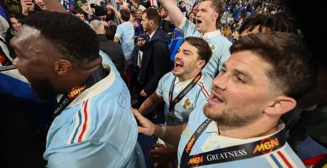 photo  la joie d’antoine dupont et des bleus après leur sacre face aux anglais.  &copy;  photo : franck fife/afp 