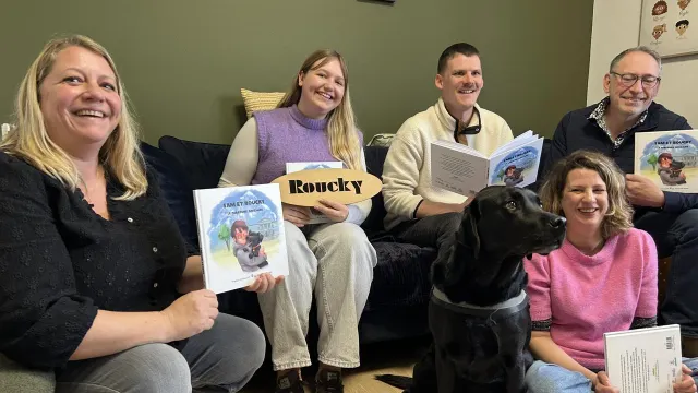 photo info  l’association france victimes 49 a lancé un livre intitulé sam et roucky, en hommage à leur chien roucky, pour aider les victimes dans leur parcours judiciaire. 