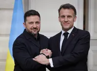 photo  volodymyr zelensky et emmanuel macron devant le palais de l’élysée, lors de la visite du président ukrainien à paris le 13 mars 2026. 