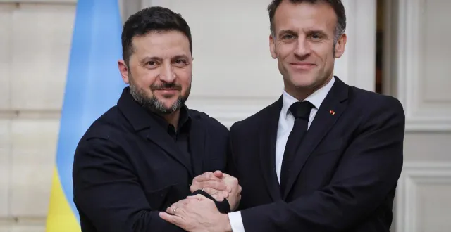 photo  volodymyr zelensky et emmanuel macron devant le palais de l’élysée, lors de la visite du président ukrainien à paris le 13 mars 2026.  &copy;  ludovic marin / afp 