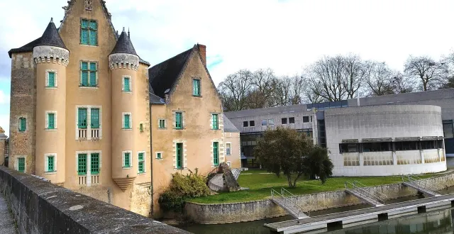 photo  l’hôtel de ville de la flèche occupe actuellement plusieurs bâtiments, alliant les vestiges d’une forteresse à la modernité.  &copy;  ouest-france 
