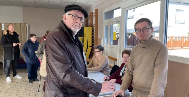 photo  pascal catherine, candidat lutte ouvrière à flers, dans l’orne, a voté, à 10 h, ce dimanche 15 mars 2026, à l’école paul-bert.  &copy;  ouest-france 