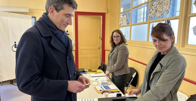 photo  le maire sortant, jérôme baloge, a voté ce dimanche 15 mars 2026 à 9 h 30, dans les murs de l’école paul-bert où officiait notamment christelle chassagne, son adjointe à la culture.  &copy;  co - olivier cuau 