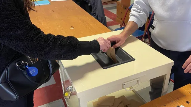 photo info municipales 2026 à Angers. Moins d’un électeur sur 10 a voté avant 10 heures, les bureaux ouverts jusqu’à 19 heures 