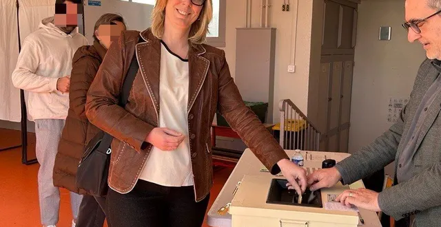 photo  candidate du rassemblement national à niort, céline bonnet-derisbourg a voté à l’école de mirandelle dans le quartier de surimeau.  &copy;  co - marie-valérie jannin 