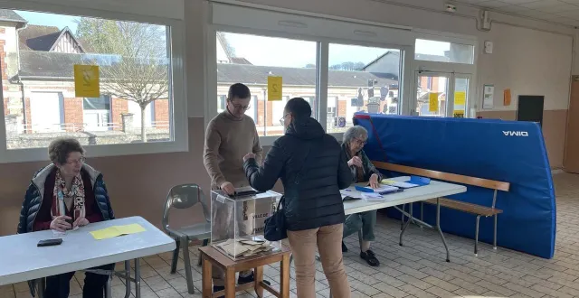 photo  les bureaux de vote, dont celui de l’école paul bert à flers, dans l’orne, ont ouvert à 8 h.  &copy;  ouest-france 