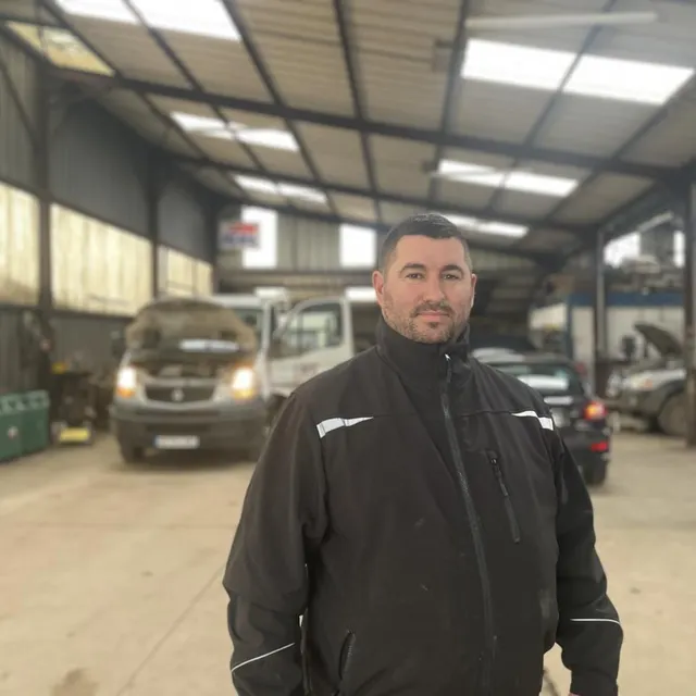 photo jérémy lheureux a repris le garage berson, route de sées à argentan.  ©  ouest-france