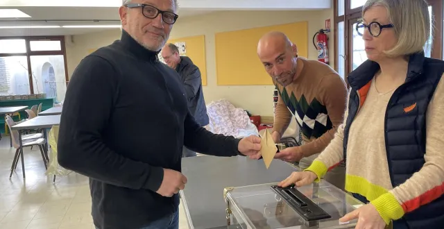 photo  candidat à la mairie d’argentan, emmanuel flouvat en train de voter au bureau n° 7 dans l’école victor-hugo.  &copy;  ouest-france 