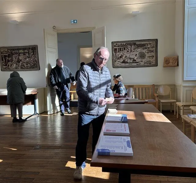 photo dans un bureau de vote à la flèche.  ©  ouest-france