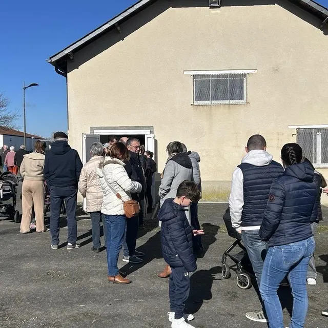 photo au lude, les votants sont nombreux et matinaux.  ©  ouest-france