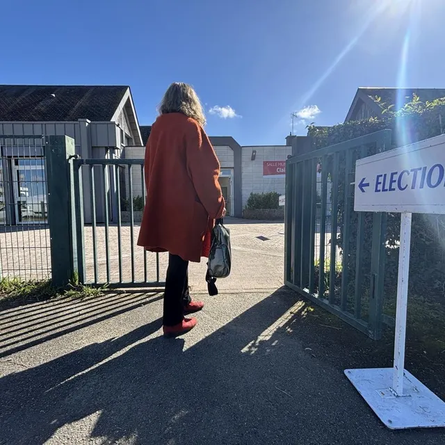 photo le taux de participation était en hausse à 12 h. ici un bureau de vote au mans.  ©  ouest-france