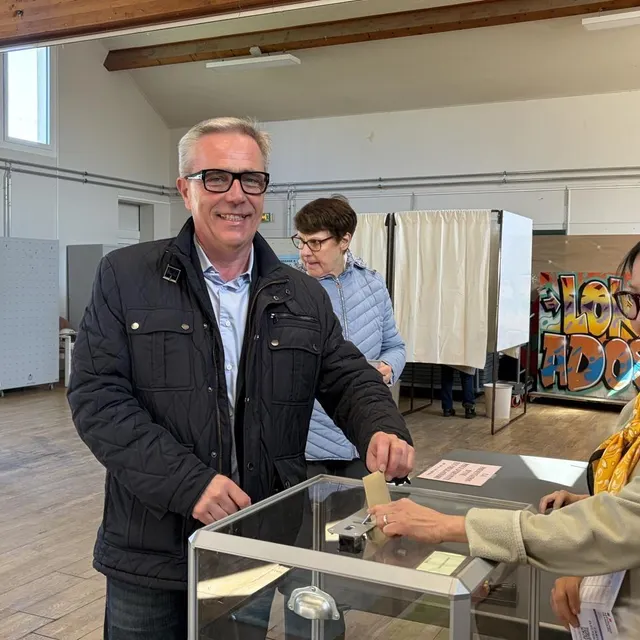 Michel Génois (divers droite) a voté à 11 h. Ouest-France photo michel génois (divers droite) a voté à 11 h. © ouest-france