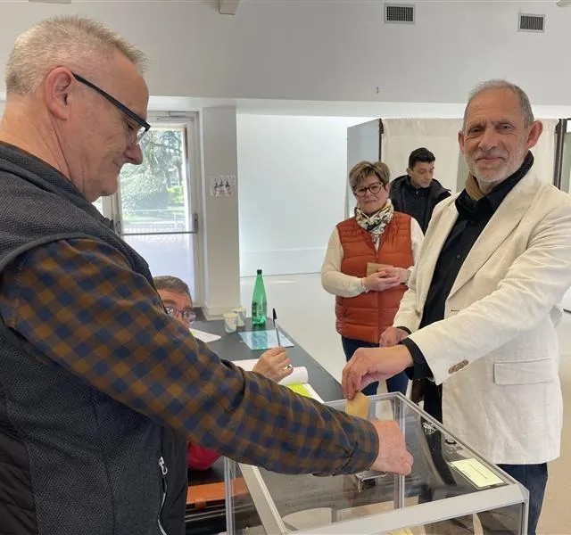 Alain Gallerand (divers gauche) a voté à 12 h. Ouest-France photo alain gallerand (divers gauche) a voté à 12 h. © ouest-france