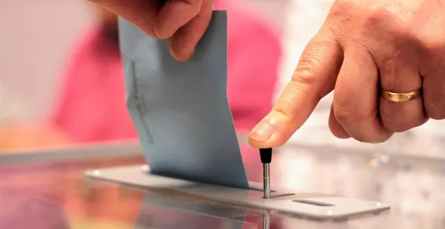 photo  à angers, plus de 93 000 angevins sont appelés à se déplacer aux urnes ce dimanche 15 mars 2026.  &copy;  archives ouest-france 