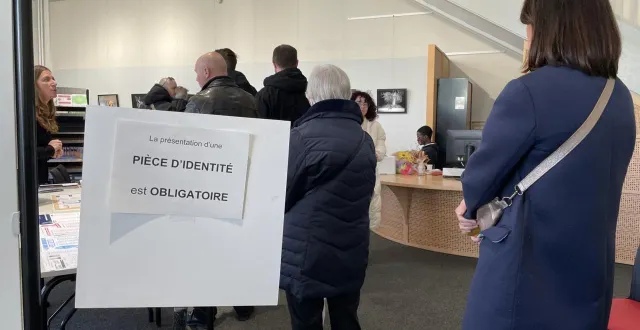 photo  des files se sont formées dès 10 h, dans certains bureaux de vote du mans. comme ici à l’espace gambetta.  &copy;  ouest-france 