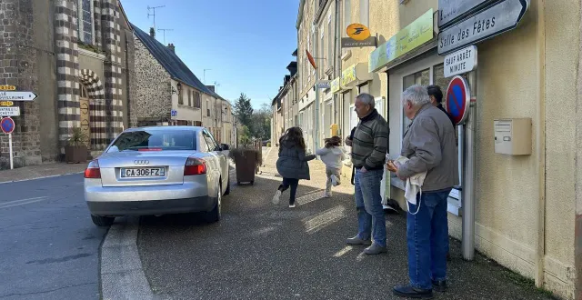 photo  dans le bourg, on déplore l’ambiance délétère de la commune. pas de vote ce dimanche : « c’est bien malheureux. »  &copy;  le maine libre 