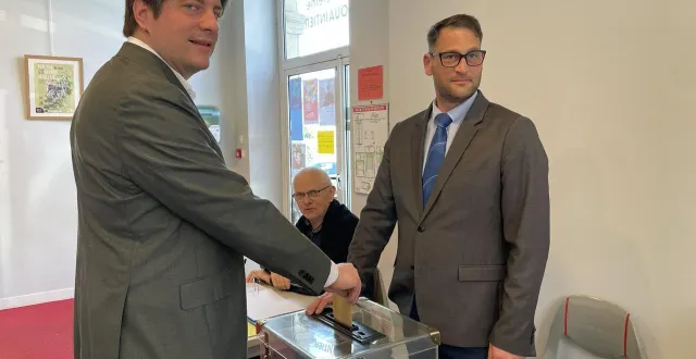 photo  lori helloco, candidat divers gauche à la mairie de flers (orne), a voté dans son bureau de vote, dimanche 15 mars 2026, pour le premier tour des élections municipales.  &copy;  ouest-france 