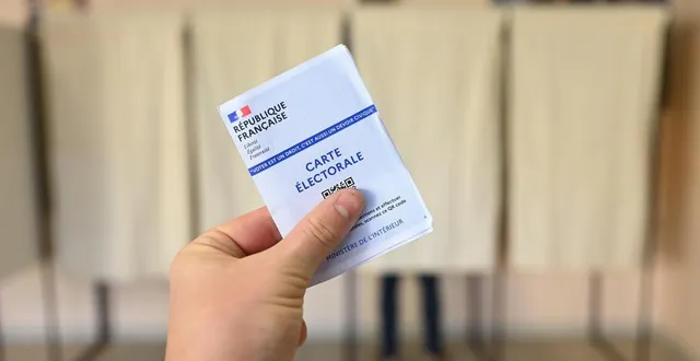 photo  de retour du bureau de vote, il suffira de présenter votre carte électorale avec le fameux tampon pour bénéficier de réductions dans certains commerces… et même sur les pistes de ski.  &copy;  martin roche / ouest-france 