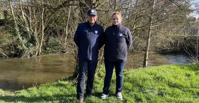 photo  eric le rouesnier, 56 ans, a donné le goût de son activité bénévole de garde-pêche à sa compagne jennifer gallay, 44 ans.  &copy;  ouest-france 