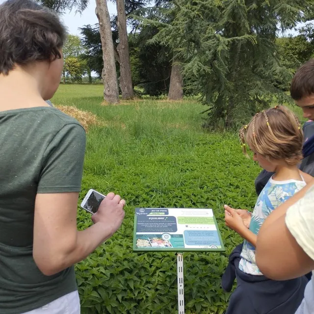 photo les énigmes permettent d’apprendre le rôle des arbres dans la biodiversité et leur rôle dans le dérèglement climatique.  ©  patrick de romans