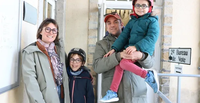 photo  à coutances (manche), lucie lechevallier, damien lecluse, victor, 8 ans et léandre, 5 ans, sont venus voter en famille.  &copy;  ouest-france 