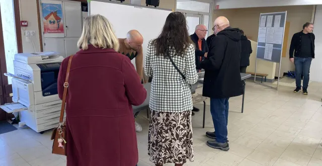 photo  des électrices et des électeurs dans un des douze bureaux de vote d’argentan.  &copy;  ouest-france 