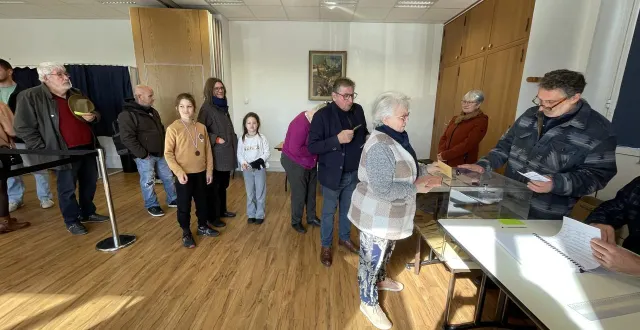 photo  les putangeois étaient nombreux à voter dimanche 15 mars 2026 au matin et ont dû faire la queue au bureau de la mairie de la ville centre.  &copy;  ouest-france 