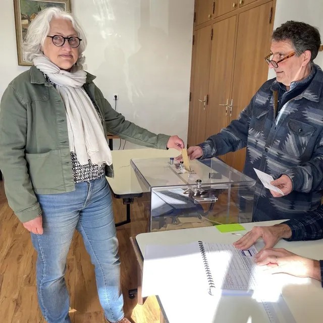 photo isabelle lecomte, co-tête de la liste du mouvement citoyen des communes de putanges-le-lac, a voté en fin de matinée dimanche 15 mars 2026, au bureau de vote de la ville centre.  ©  ouest-france
