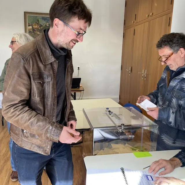 photo loïc lecoeur, co-tête de la liste du mouvement citoyen des communes de putanges-le-lac, a voté en fin de matinée dimanche 15 mars 2026, au bureau de vote de la ville centre.  ©  ouest-france