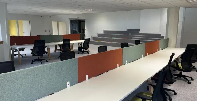 photo  un open space siège au centre du bâtiment de la virgule.  &copy;  le maine libre 