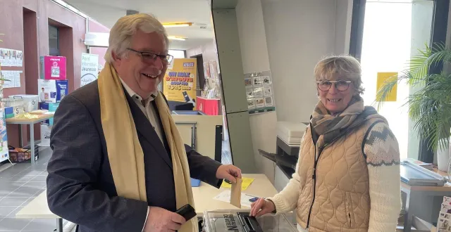 photo  yves goasdoué, maire de flers depuis 2001, a voté à l’espace jules-verne à flers, dans l’orne. il avait annoncé qu’il ne se représenterait pas.  &copy;  ouest-france 