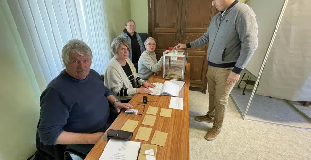 photo  de gauche à droite, assis : joël beauvais, karine coulon, dominique coulon et debout, céline viel.  &copy;  ouest-france 
