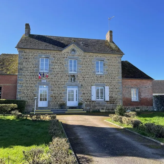 photo la jolie petite mairie de ménil-gondouin voisine la très originale et célèbre église colorée par l’abbé victor paysant à la fin du xixe et au début du xxe siècle.  ©  ouest-france