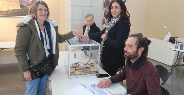 photo  beaufort-en-anjou, le 15 mars 2026. la candidate audrey guillemot a voté dès 10 heures ce matin dans les halles.  &copy;  co - agathe le nueff 