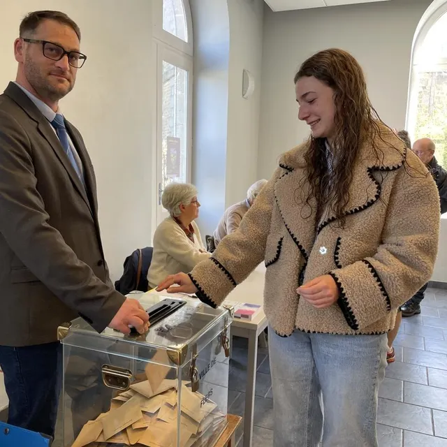 photo margaux, 18 ans, vote pour la première fois à flers (orne), pour les élections municipales 2026, le 15 mars.  ©  ouest-france