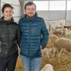 photo élise brilloux et thomas couturas, créateurs des fromages du roc à saint-christophe-sur-roc, au milieu de leurs brebis.