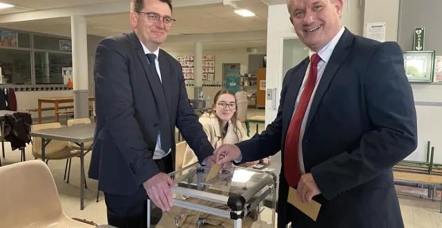 photo  candidat à sa réélection, le maire sortant d’argentan (orne) frédéric leveillé a voté dimanche après-midi au bureau n° 4, à l’école jacques-prévert.  &copy;  ouest-france 