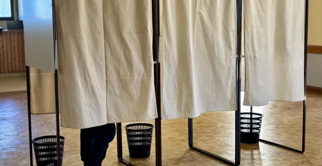 photo  malgré une liste unique, les votants se déplacent dans l’isoloir à saint-léger-de-montbrun  &copy;  co - léo candas 