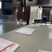 photo  à flers, les bureaux de vote ferment 18 h pour les élections municipales du 15 mars 2026. 