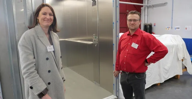 photo  camille hennebicque, proviseure adjointe du lycée guillaume-le-conquérant de falaise (calvados), et franck chauvin, enseignant, se réjouissent de l’ouverture d’un nouveau diplôme pour lequel il y a de la demande des entreprises : la maintenance d’ascenseurs et d’élévateurs.  &copy;  ouest-france 