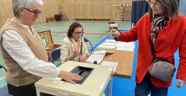 photo  à laval (mayenne), les électeurs se sont davantage mobilisés au premier tour qu’en 2020, avec 25,5 % de participation à midi, contre 19,9 % a 16 h, elle était de 48 %. il y a quatre ans. ici, le bureau 21, au gymnase noémie-hamard, ce midi.  &copy;  ouest-france 