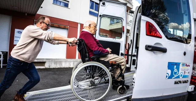 photo  angers, rue anne-franck, 15 mars 2026. jean-marie, le conducteur, pousse camille, 96 ans, dans le véhicule utilitaire. direction l’école alfred-clément pour aller voter.  &copy;  co_régine lemarchand 