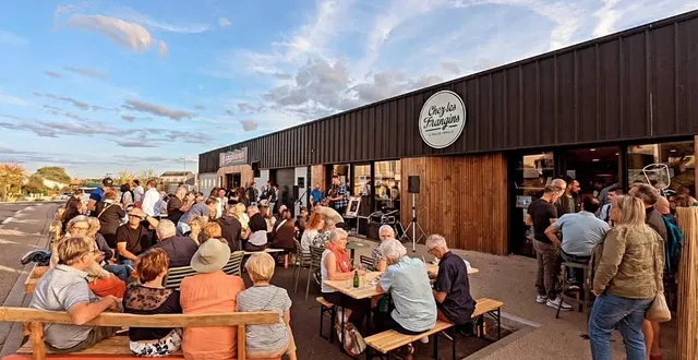 photo  la terrasse du bar chez les frangins, à la séguinière, qui va bénéficier d’une extension pour l’été 2026 accordée par la municipalité.  &copy;  yoann bardou 