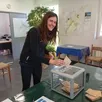 photo  kira est irlandaise. ce dimanche, elle a voté pour la première fois en france, à coulmer (orne), à l’occasion des élections municipales 2026. 
