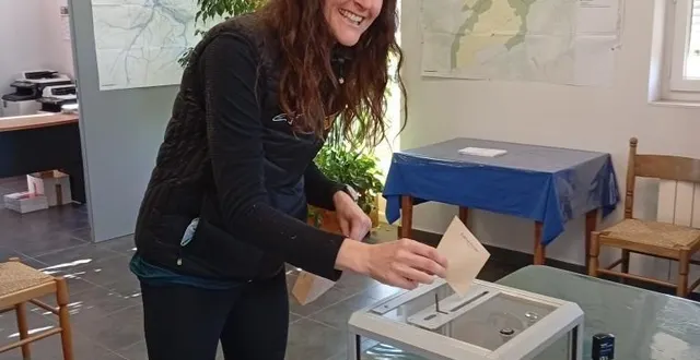 photo  kira est irlandaise. ce dimanche, elle a voté pour la première fois en france, à coulmer (orne), à l’occasion des élections municipales 2026.  &copy;  ouest-france 