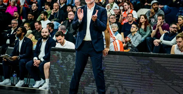 photo  l’entraîneur manceau guillaume vizade, le 11 février 2026 lors du match de la quatrième journée de la ligue des champions de basket contre galatasaray, à antarès.  &copy;  photo : le maine libre - yvon loue 